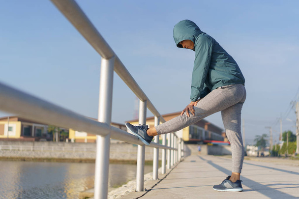 Asian women who are warming their bodies To prepare to run - 写真・画像