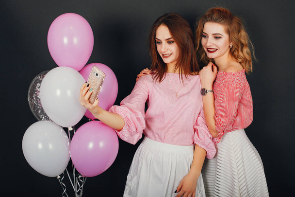 girls with ballons - Fotografie, Obrázek