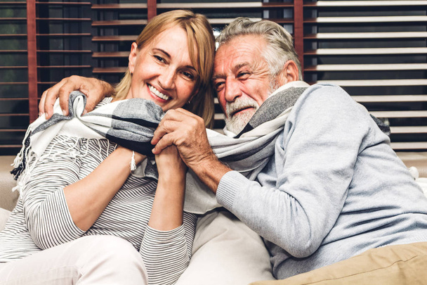 Spokojený úsměv starší starší pár objímání uvolňující a mluví t - Fotografie, Obrázek