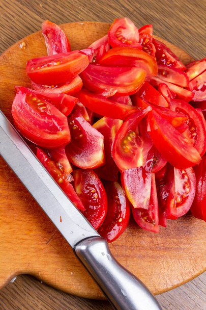 トマト スライス切削ボード、野菜料理. - 写真・画像