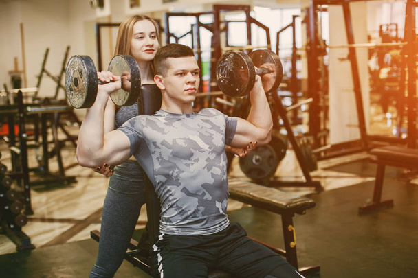 Paar im Fitnessstudio - Foto, Bild