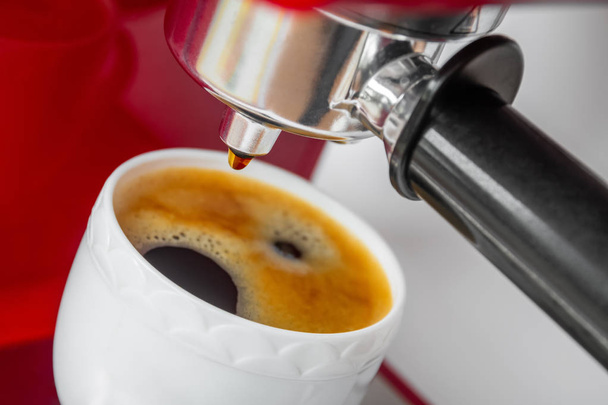 コーヒーマシンエスプレッソ。コーヒーの準備のプロセス。クローズアップ, 選択的フォーカス - 写真・画像