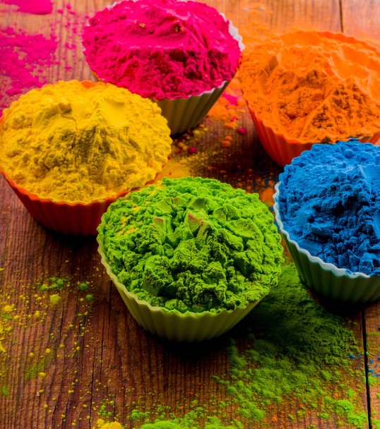 Holi colors in clay pot herbal colors made with flowers - Foto, afbeelding