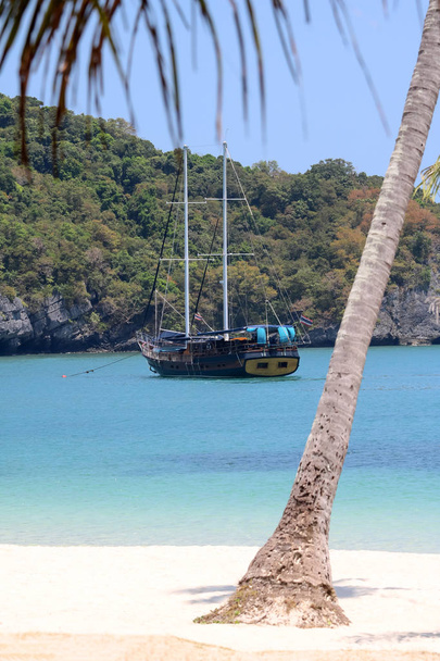Розкішна яхта, що пливе на тропічному острові, пляж з білим піском
 - Фото, зображення