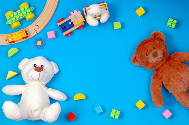 Oyuncak oyuncaklar oyuncak ayı, ahşap tren ve renkli bloklar - Fotoğraf, Görsel
