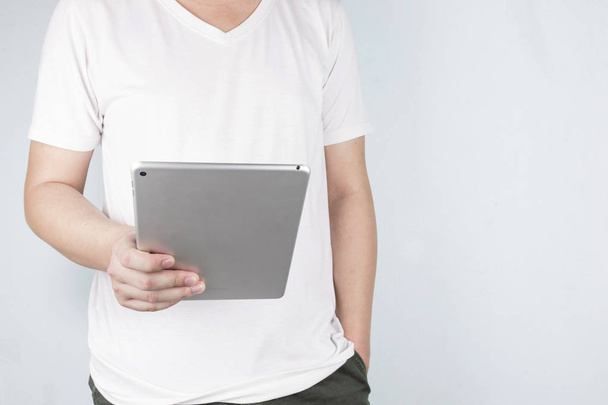 Гарний молодий азіатських носіння біла Маєчка стоїш проведення цифрового tablet.lifestyle концепції - Фото, зображення