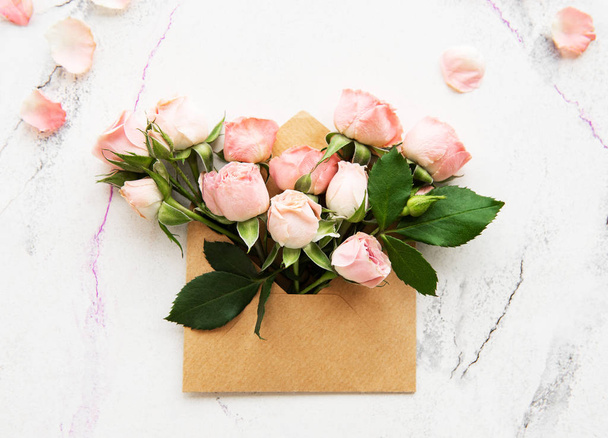Envelope and pink roses - Fotoğraf, Görsel