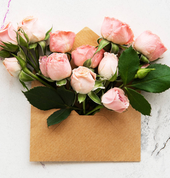 Envelope and pink roses - Foto, immagini
