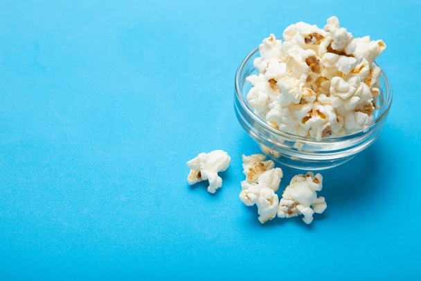 White popcorn on a blue background. Copy space. - Foto, imagen