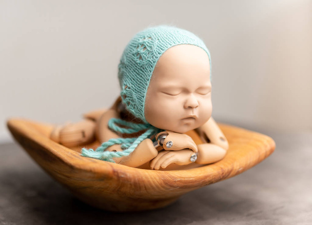 Plastic figure of newborn for photographing - Фото, зображення