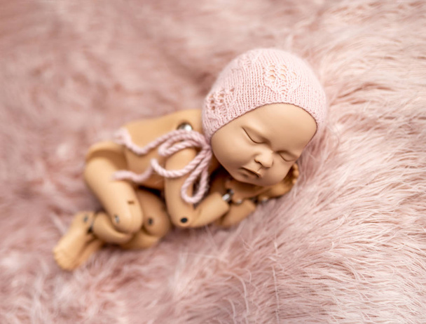 Mannequin of newborn for photo posing - Фото, изображение