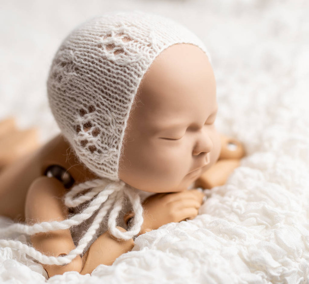 Plastikfigur des Neugeborenen zum Fotografieren - Foto, Bild