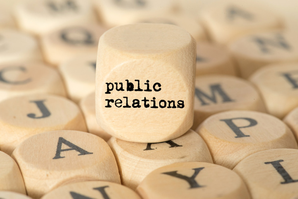 Různé dopisy a krychle s termínem veřejné vztahy - Fotografie, Obrázek
