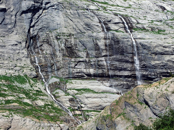 Maderanertal の高山谷にある季節のカルスト温泉と氷河の滝-ウリのカントン, スイス - 写真・画像