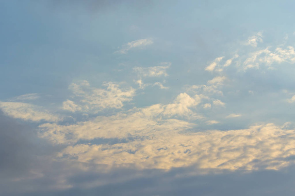 Με φόντο μπλε του ουρανού με μικροσκοπικά σύννεφα. Άσπρο φουντωτό σύννεφα για την - Φωτογραφία, εικόνα