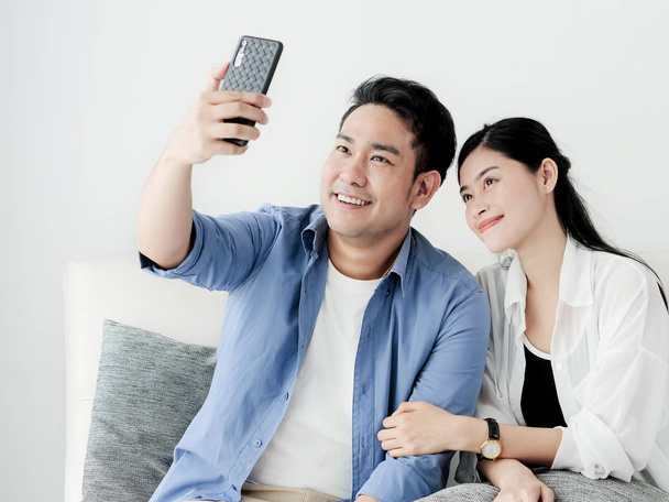 Happy honeymoon couple making video call to their family for lif - Φωτογραφία, εικόνα