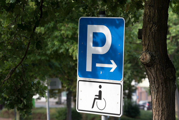 Znak wskazujący miejsce parkingowe dla niepełnosprawnych - Zdjęcie, obraz