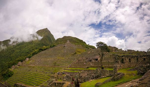 Panoramisch uitzicht naar Machu Picchu archeologische site Peru - Foto, afbeelding