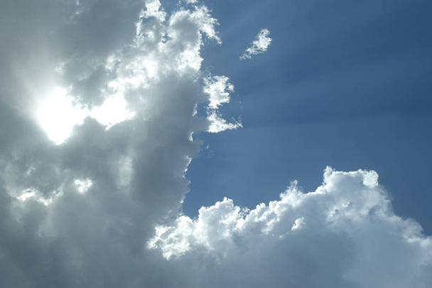 sfondo celeste con nuvole di tempesta e raggi di sole
 - Foto, immagini