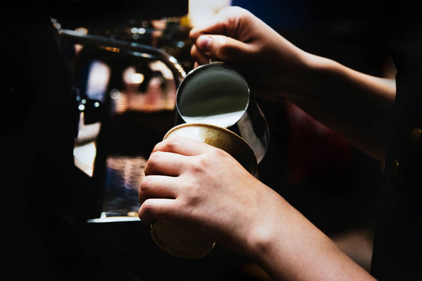 ラテ コーヒー、バリスタのコーヒー ショップでカフェ ・ ラテを作る - 写真・画像