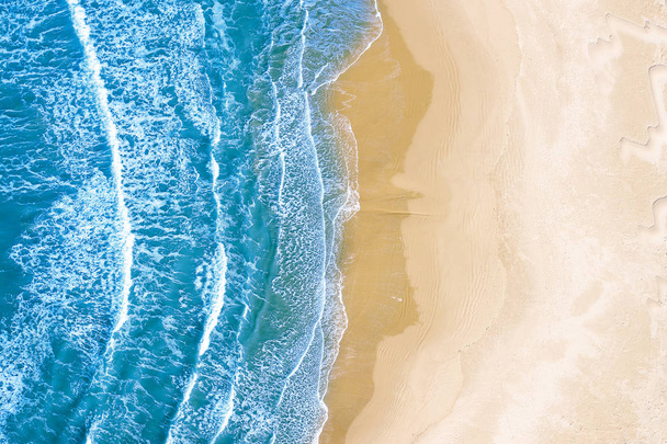 Vista aerea di una spiaggia con mare azzurro e onde Nincs magyar neve - Fotó, kép