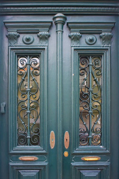 ЛИСБОН, ПОРТГАЛИЯ - 1 марта 2019 года: Старая зеленая дверь в Старом городе в Лисбоне, Португалия.
  - Фото, изображение