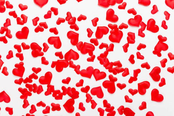 Valentines day background red hearts on white wooden background. - Zdjęcie, obraz