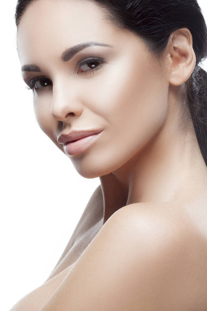 Portrét ženy bruneta s přírodní make-up a něžný úsměv na tváři nad bílým pozadím - Fotografie, Obrázek