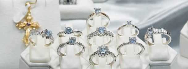 Pokaż pierścienie diamond Biżuteria luksusowe detalicznych sklepu okno wyświetlania Showcase - Zdjęcie, obraz