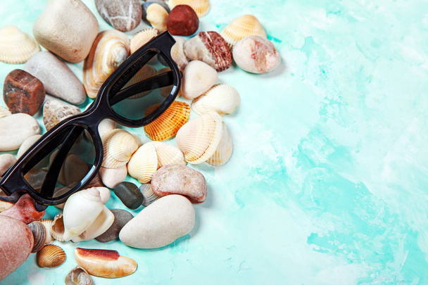 carte d'été avec cailloux, coquillages et verres
 - Photo, image