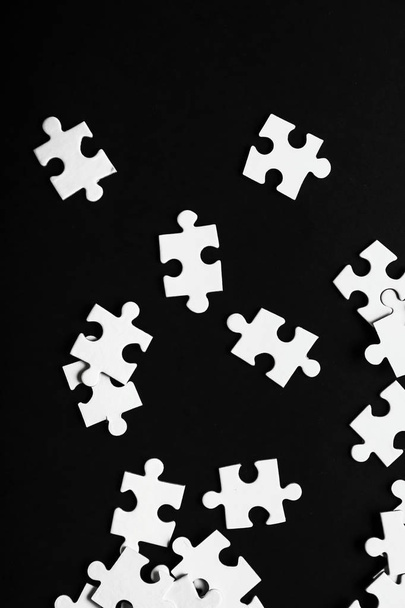 Pezzi di puzzle su sfondo scuro
 - Foto, immagini