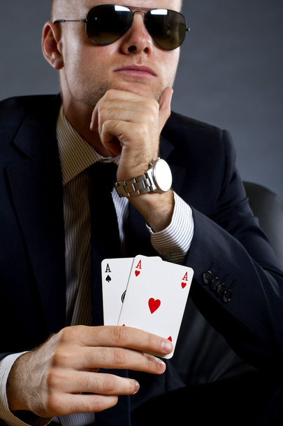 Empresario sosteniendo una mano de póker
 - Foto, Imagen
