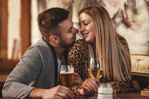 Couple amoureux romantique boire de la bière et avoir rendez-vous au café
 - Photo, image