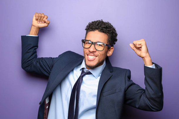 Porträt eines glücklichen afrikanisch-amerikanischen Geschäftsmannes auf farbigem Hintergrund - Foto, Bild