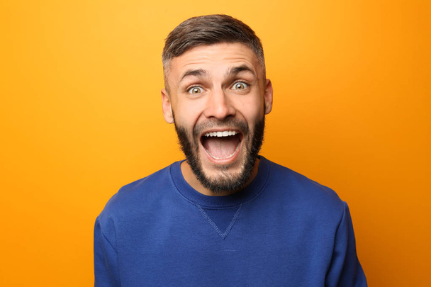 Portrait of excited man on color background - Foto, Imagen
