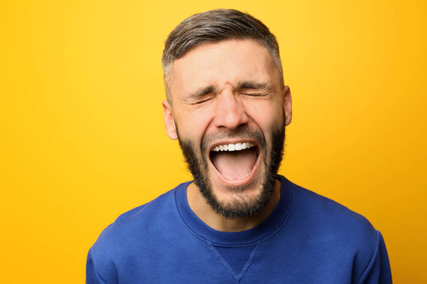 Portrait of screaming man on color background - Photo, Image