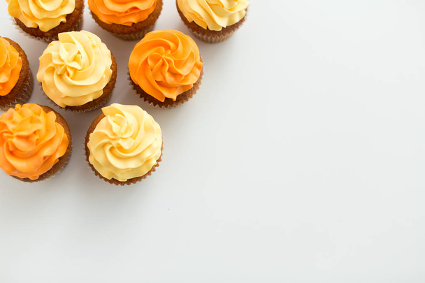 cupcakes with frosting on white background - Foto, immagini