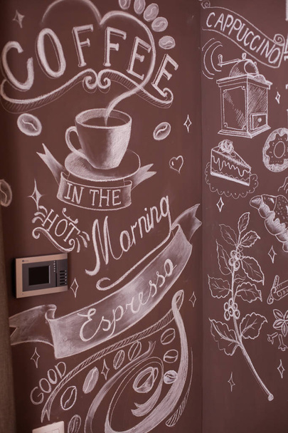 Логотип кофейни с эффектом выцветания на стенах
 - Фото, изображение