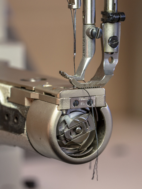 Profesionální šicí stroj v dílně - Fotografie, Obrázek