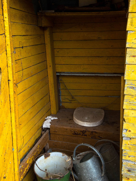toilettes en bois de saleté avec extérieur avec poussière
 - Photo, image