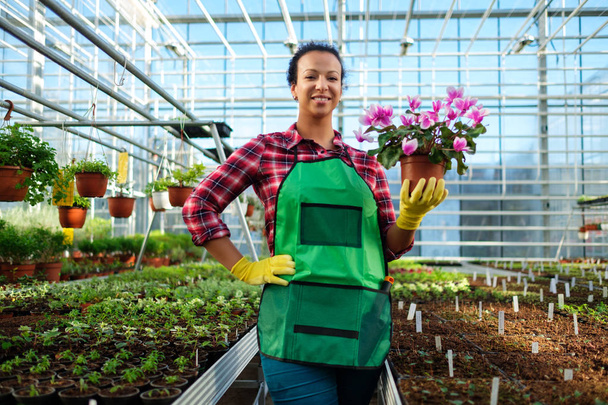 Fekete nő dolgozik a botanikus kertben - Fotó, kép