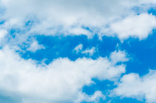 Foto del cielo con nubes de cúmulos esponjosas
 - Foto, Imagen