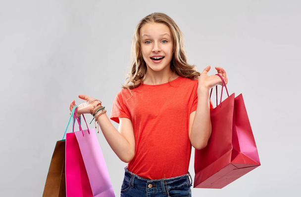 smiling teenage girl with shopping bags - Foto, Imagen