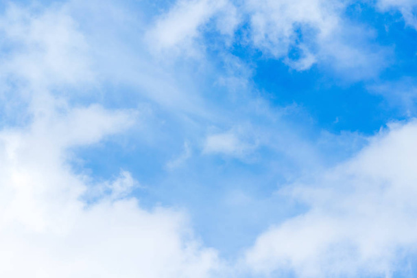 schönen blauen Himmel Hintergrundvorlage mit etwas Platz für die Eingabe - Foto, Bild