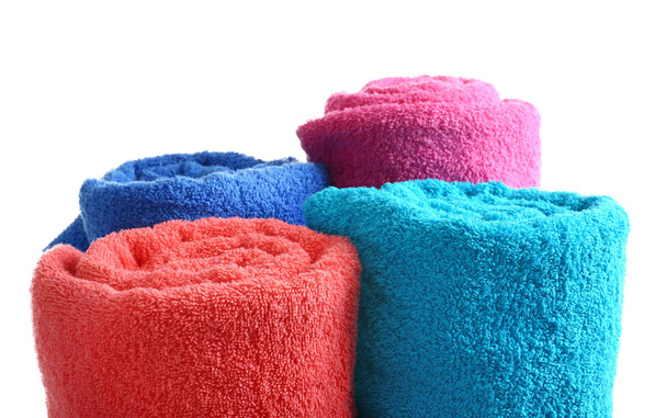Čisté ručníky válcované na bílém pozadí - Fotografie, Obrázek