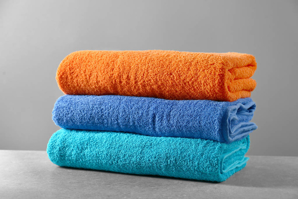 Asciugamani puliti piegati sul tavolo grigio
 - Foto, immagini