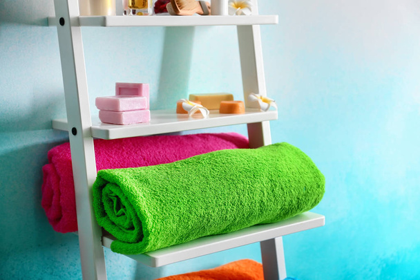 Police s světlé ručníky a kosmetika barevné zdi - Fotografie, Obrázek