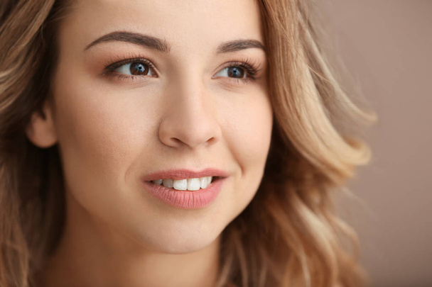 Portrait of beautiful young woman on color background, closeup - Foto, Imagem