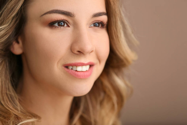 Portrait of beautiful young woman on color background, closeup - Fotografie, Obrázek
