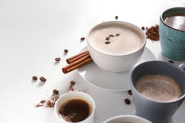 viele Tassen mit leckerem aromatischen Kaffee auf weißem Hintergrund - Foto, Bild